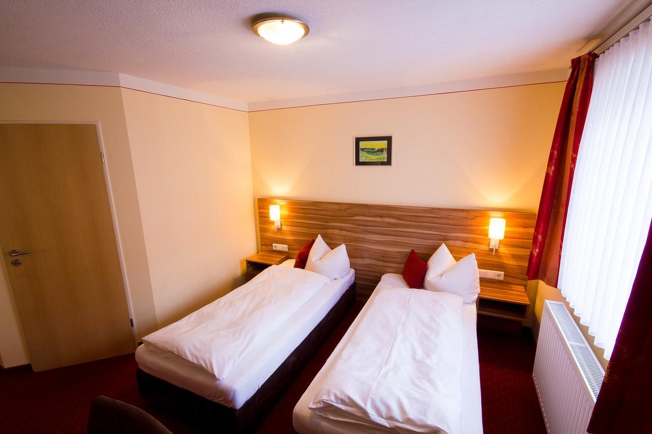 Pension "Zum Raubritter" Langquaid Exterior photo